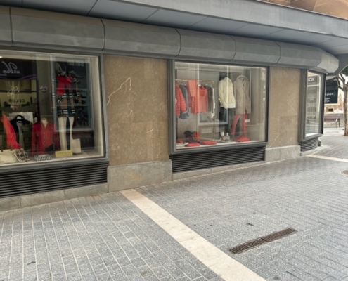 Foto lateral escaparate Boutique M.Villalonga. Inca